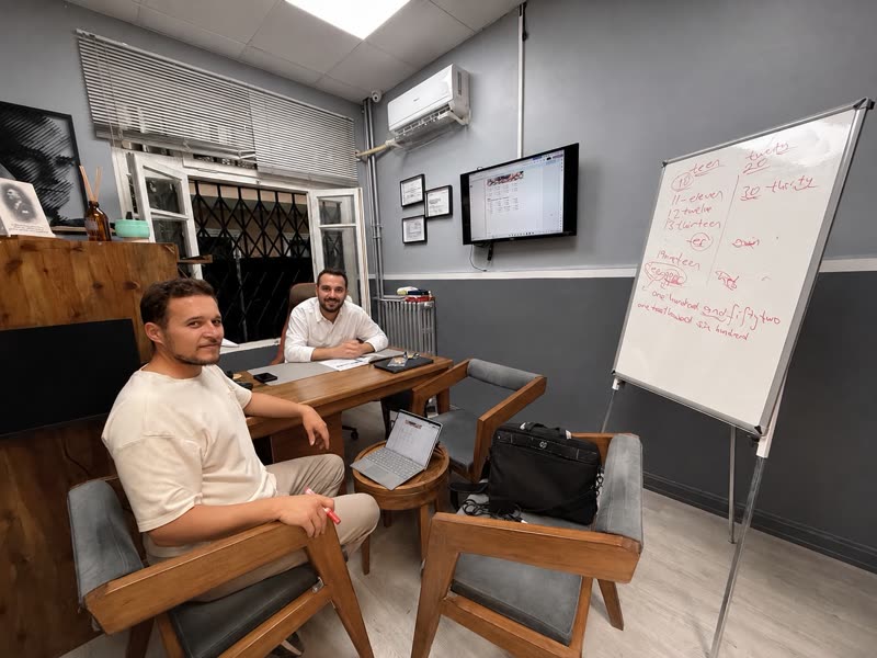 NTJ kurumsal İngilizce dersi — beyaz tahtada konu anlatımı