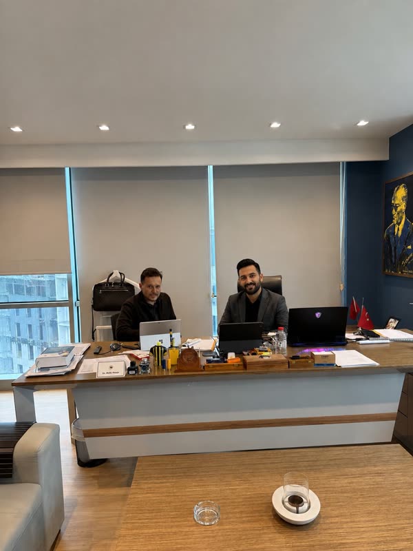 NTJ kurumsal İngilizce dersi ofis ortamında